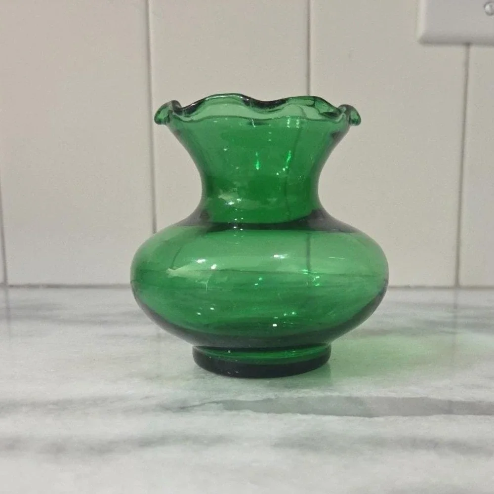 Anchor Hocking Emerald Green Glass Bud Vase, Vintage‎ Ruffled Edge, Centerpiece